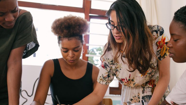 pessoas trabalhando em um projeto de endomarketing digital
